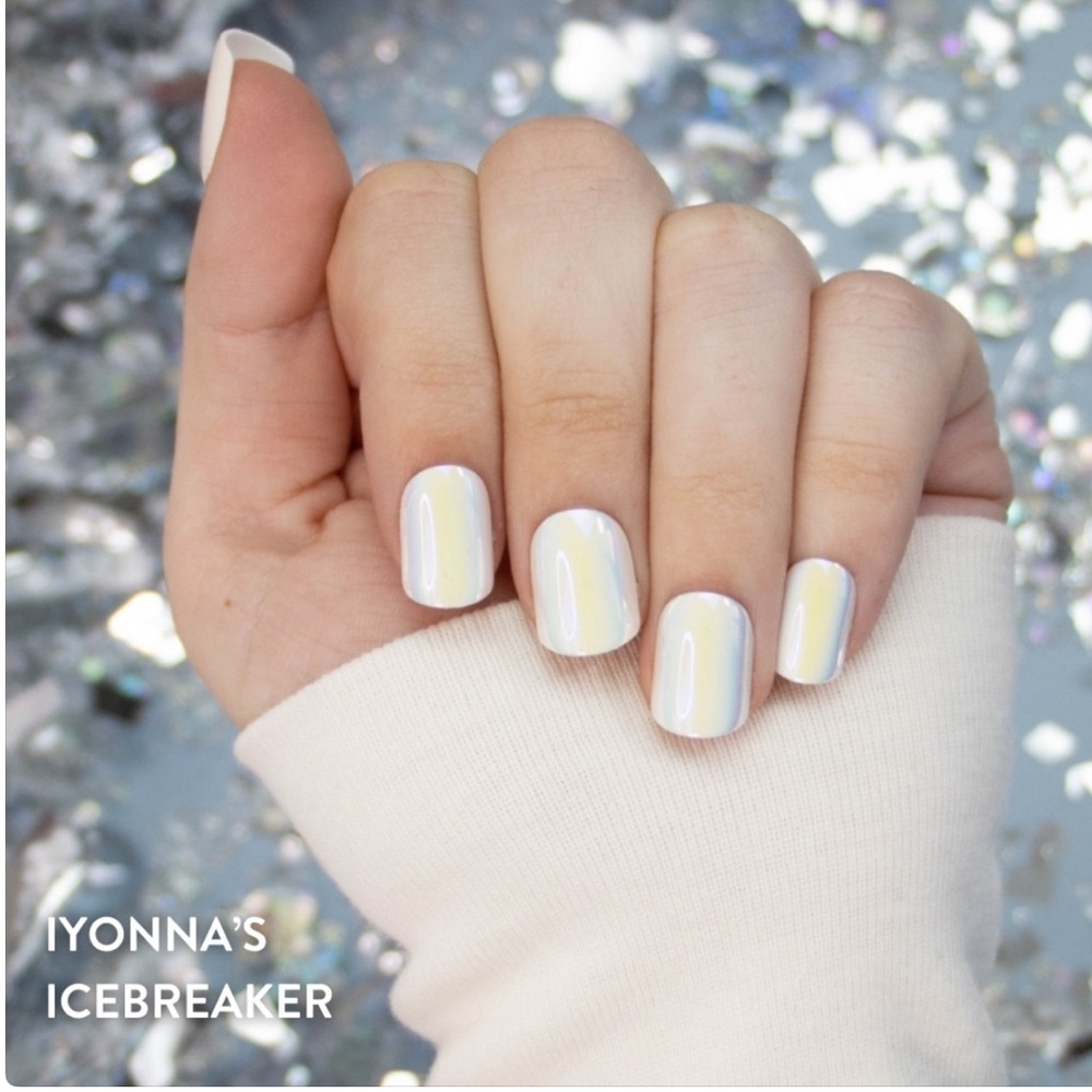 Red Aspen Iyonna’s Ice Breaker Nail Dashes - Press-On Nails